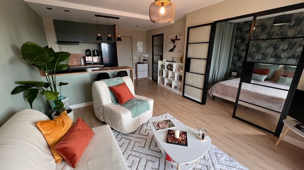 Iron/ironing board, bed sheets - Stunning one-bedroom apartment with a terrace, Aix (La Torse neighborhood), luxury residence with a pool (Aix-en-Provence)