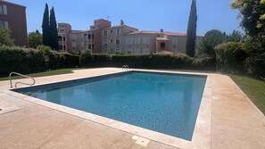 Pool - Stunning one-bedroom apartment with a terrace, Aix (La Torse neighborhood), luxury residence with a pool (Aix-en-Provence)