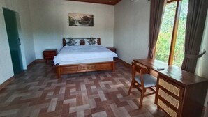 Une chambre à coucher avec un lit en bois, un bureau et une chaise.