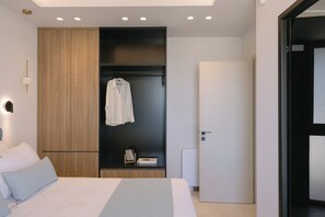 Ein modernes Schlafzimmer mit Bett, Kleiderschrank, Nachttisch und einer Tür.