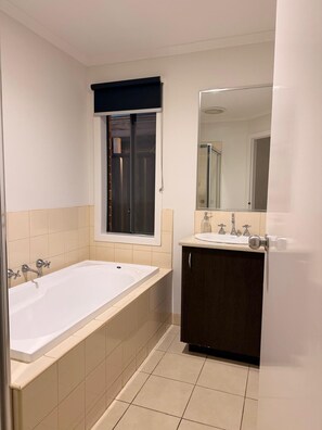 Bathroom - Tarneit Paradise (Tarneit)