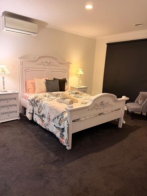 Room - Tarneit Paradise (Tarneit)
