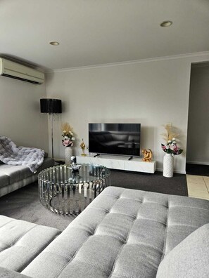 Living area - Tarneit Paradise (Tarneit)