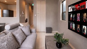 Villa de lujo, vista a la montaña | Área de sala de estar | Televisión de pantalla plana de 50 pulgadas con canales por cable