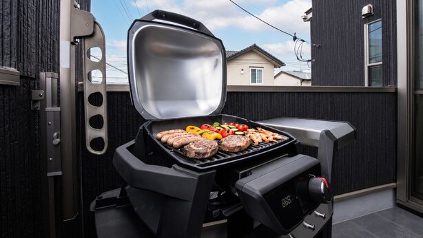 A barbecue grill with sausages, shrimp, and vegetables on the grill. - Fuji Terrace -EIRAN- (Gotemba)