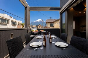 Vila superluxo, vista para a montanha | Terraço/pátio