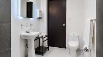 Habitación familiar, baño en la habitación | Baño