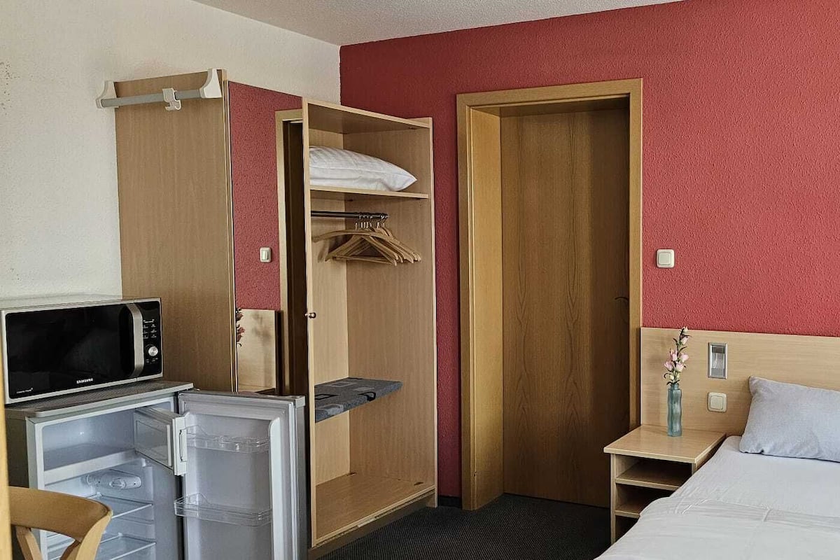 Habitación cuádruple familiar | Escritorio, espacio para trabajar con laptop y cortinas blackout
