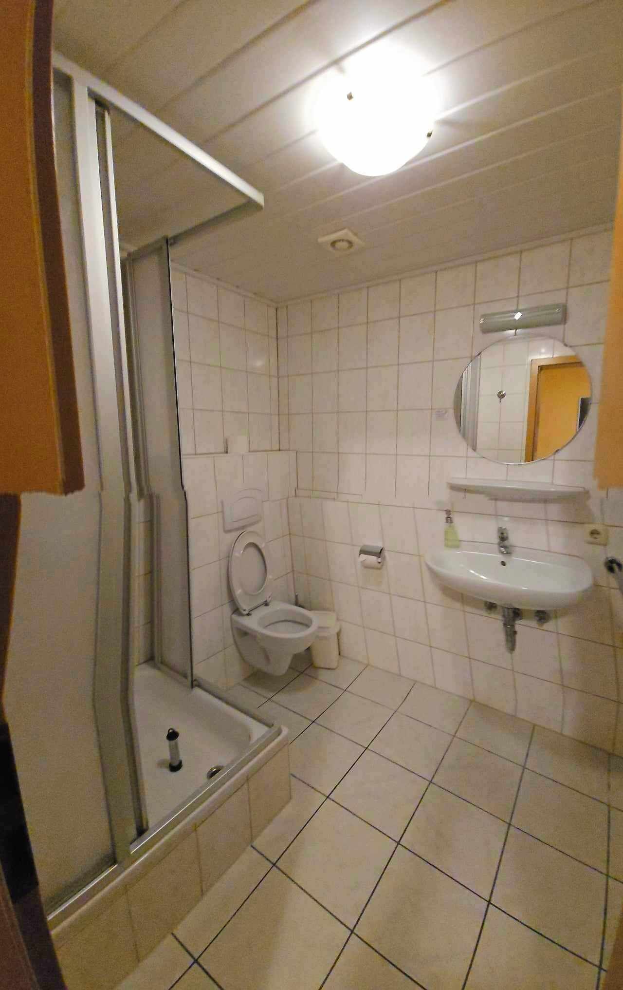 Ein Badezimmer mit Toilette, Waschbecken und Dusche.