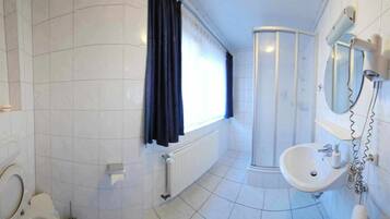 Family Triple Room | Bathroom