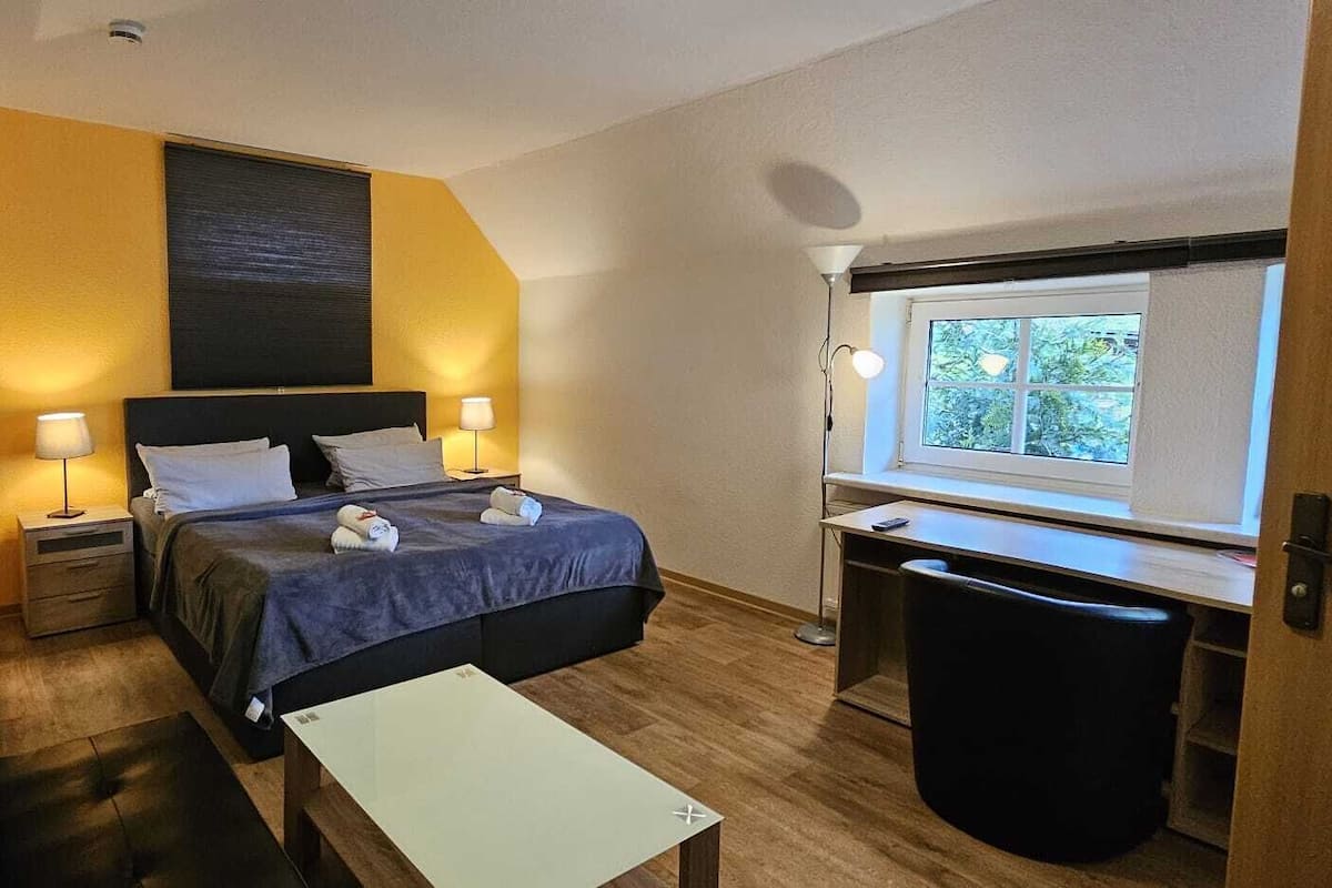 Habitación Deluxe | Escritorio, espacio para trabajar con laptop y cortinas blackout
