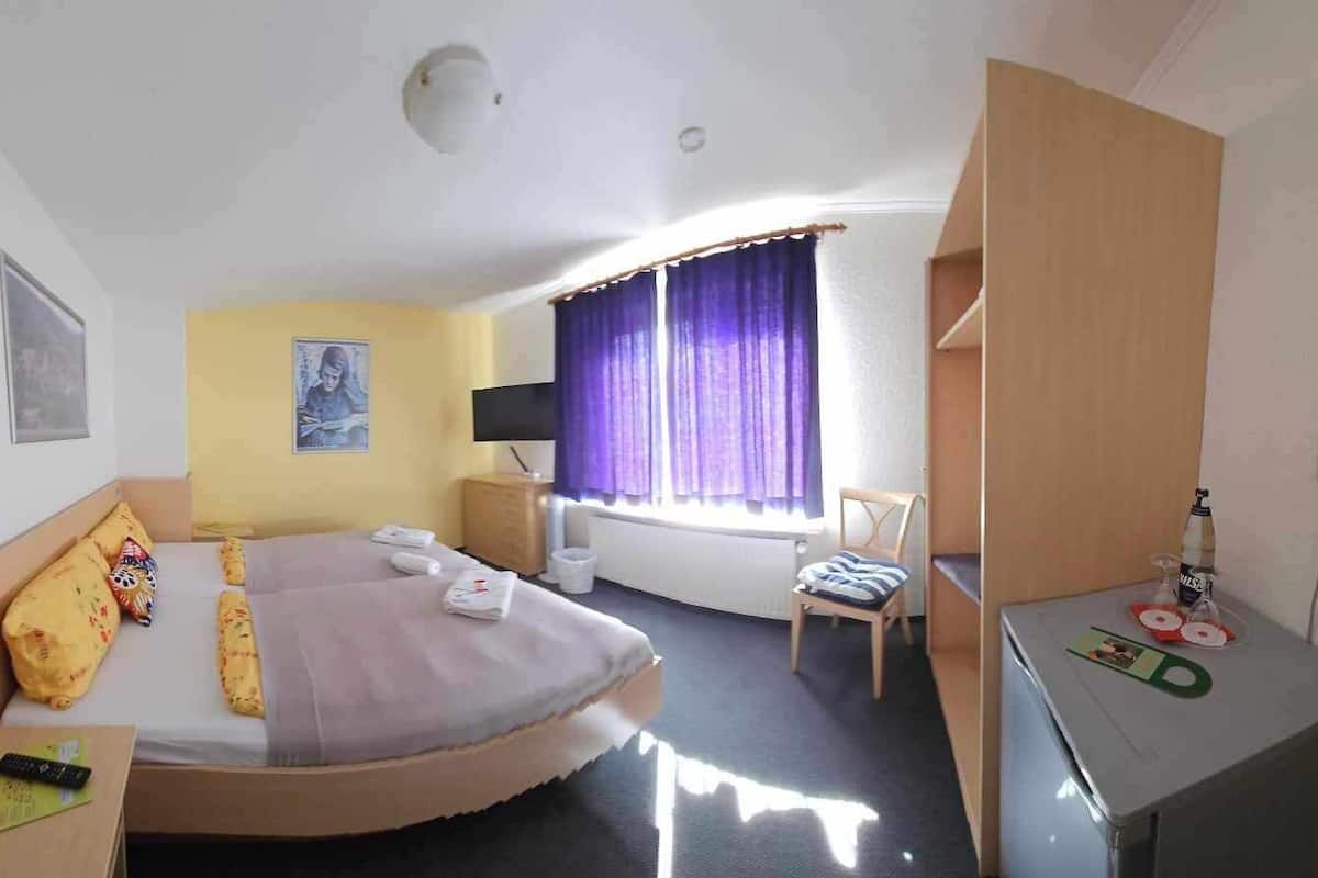 Habitación triple familiar | Escritorio, espacio para trabajar con laptop y cortinas blackout