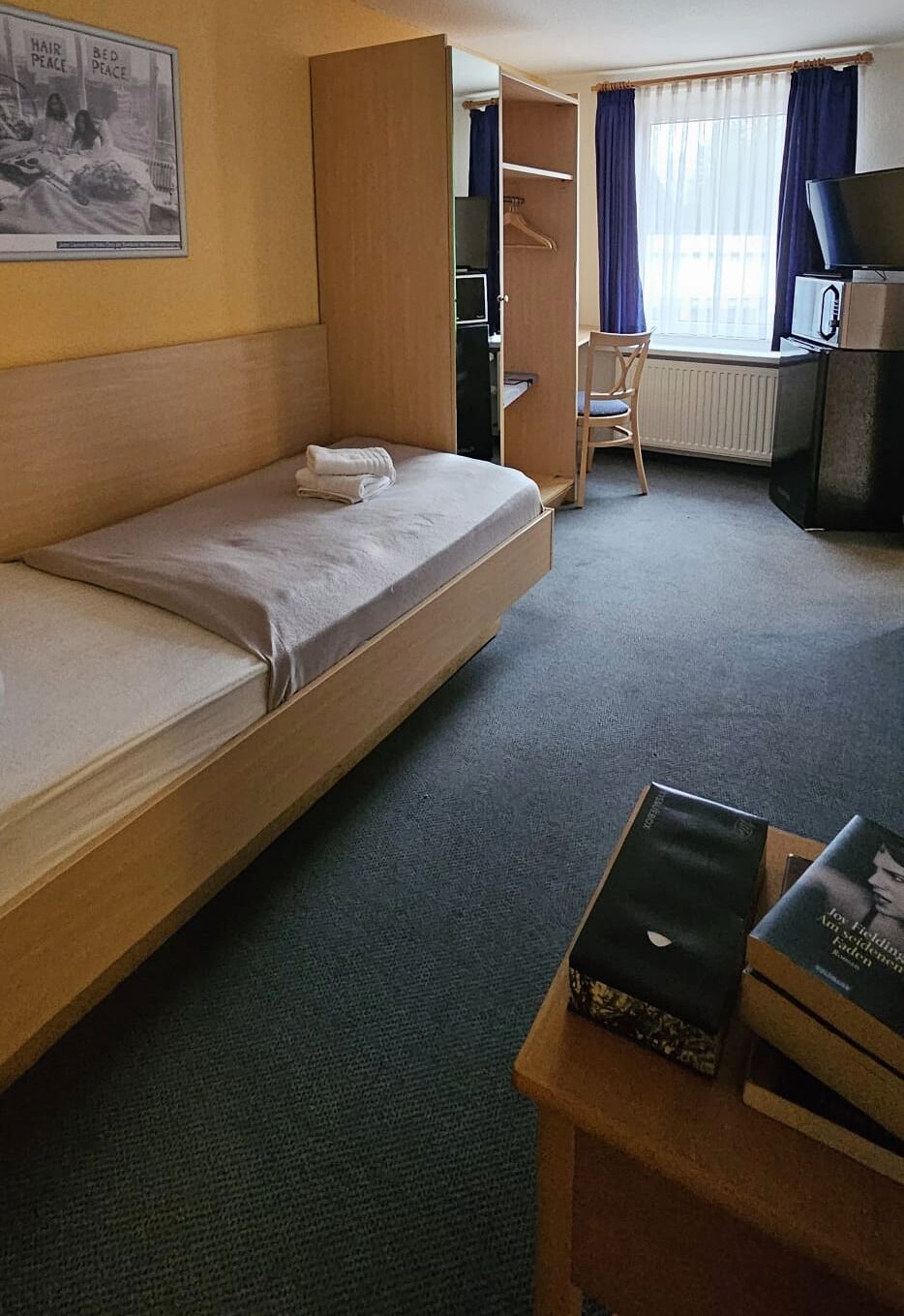 Standaard eenpersoonskamer | Een bureau, een laptopwerkplek, verduisterende gordijnen, gratis wifi