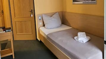 Standard Single Room | Desk, laptop workspace, blackout drapes, WiFi (free)