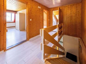 A wooden interior with a staircase, a door, and a window. - Hauswurz Appartement/Fewo Appartement/Fewo by Interhome (Gwatt (Thun))