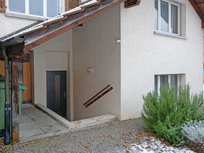 Ein Gebäude mit überdachter Eingangstür und einem kleinen Fenster.