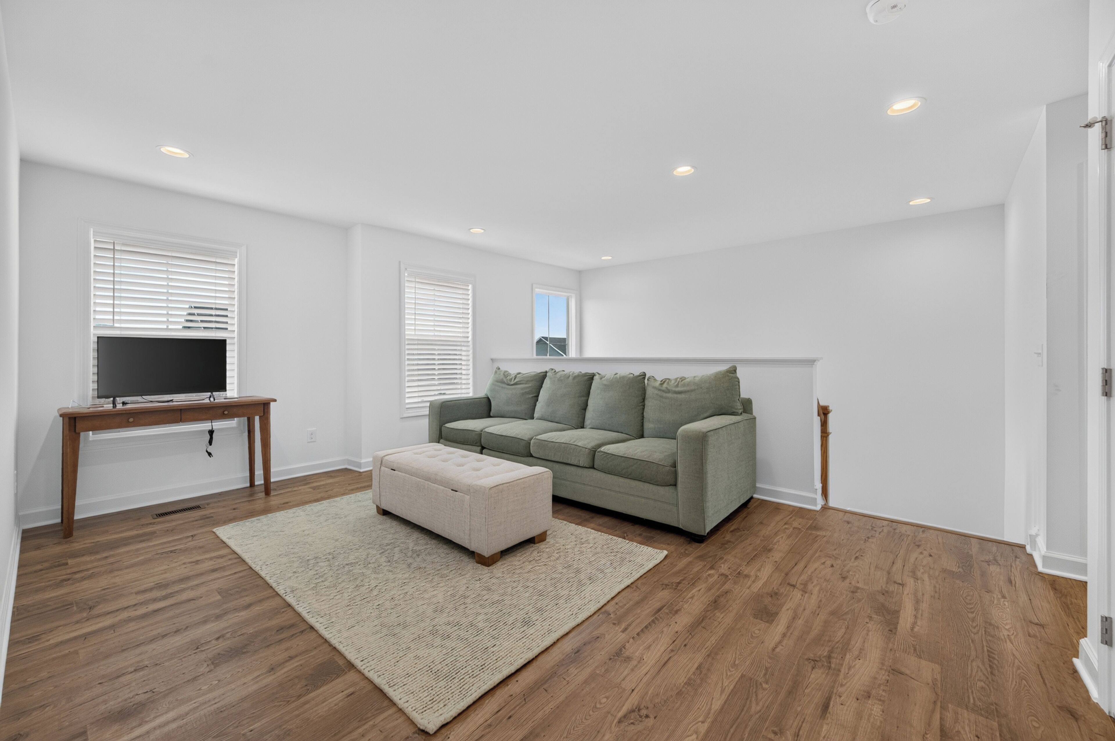 Enjoy A Spacious Multi-level Townhome Just Minutes From Virginia Tech, Featuring An Open-concept Layout, A Gourmet Kitchen, A Private Deck, And Seasonal Access To The Community Pool. - Blacksburg, VA