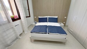 A bedroom with a bed, bedside tables, a window with curtains, and a mirror. - Alisìa (San Pietro In Bevagna)