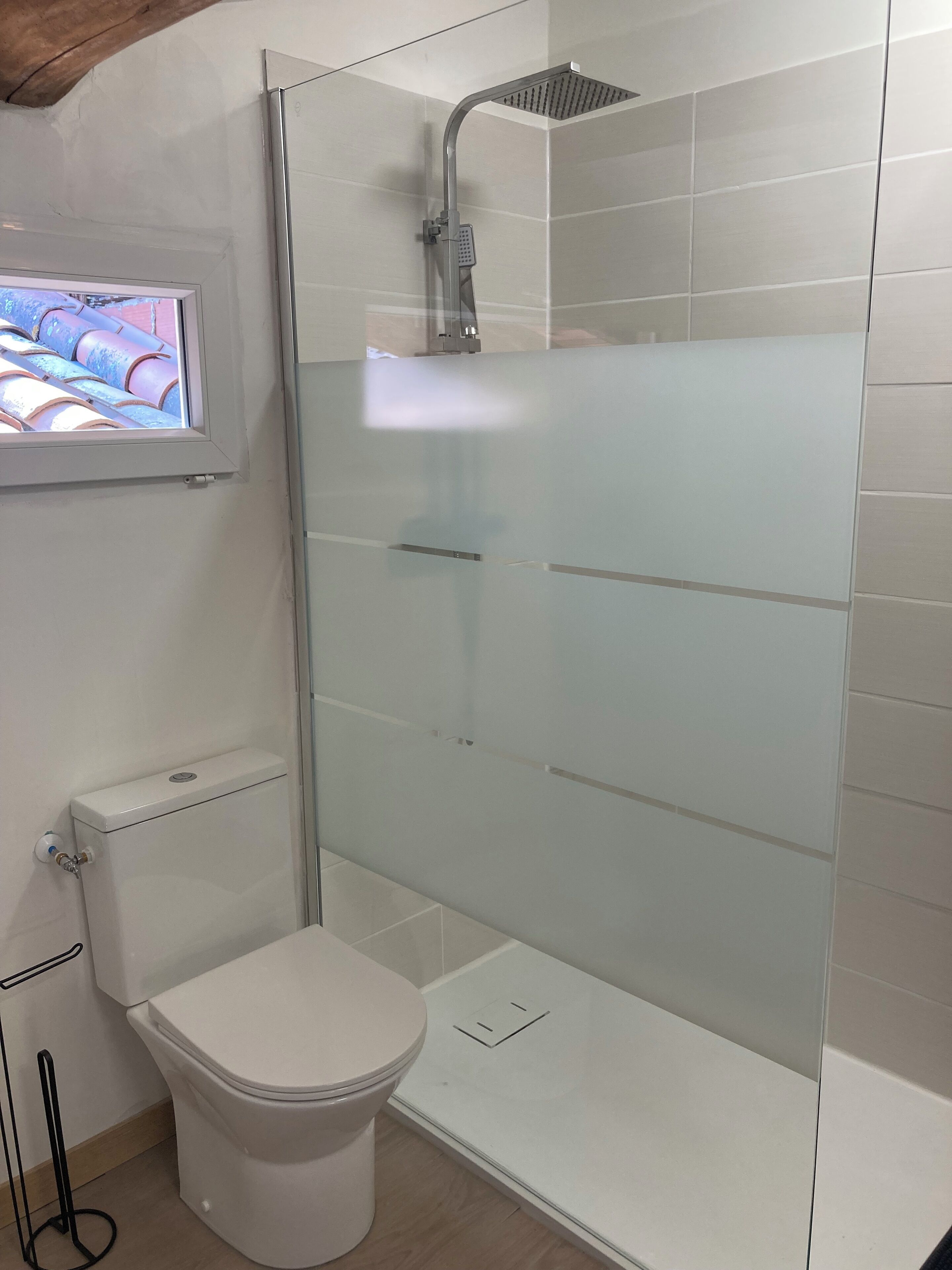 Een douche, een haardroger, shampoo, toiletpapier