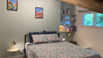 Desk, iron/ironing board, WiFi (free)