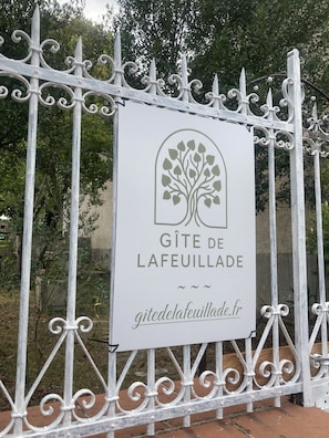 A sign with a tree logo and text 'Gîte de Lafeuillade' on a metal gate. - Lafeuillade Vacation Rental in Montech (Montech)