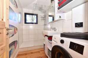 Dusche, Haartrockner, Handtücher, Seife