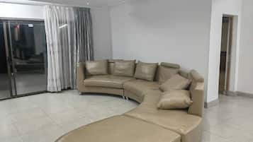 House, 4 Bedrooms, Accessible, Balcony | Living area
