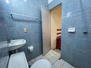 Comfort Quadruple Room | Bathroom - Casa piedra parada hotel (Brisas de Zicatela)