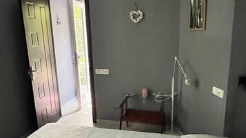 2 bedrooms, iron/ironing board, internet, bed sheets