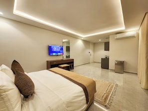 Deluxe-Doppel- oder -Zweibettzimmer, Blick auf den Innenhof | Zimmersafe, Verdunkelungsvorhänge, Bügeleisen/Bügelbrett