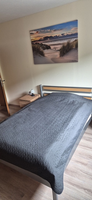 Iron/ironing board, WiFi, bed sheets - Tina's Cozy Vacation Rental (54 m²) with a Terrace in Plettenberg (Sauerland) (Plettenberg)