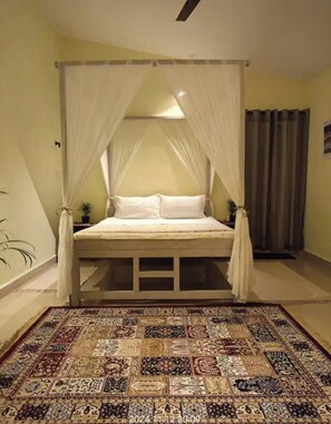 Tabla de planchar con plancha, internet y ropa de cama 