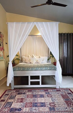 Tabla de planchar con plancha, internet y ropa de cama