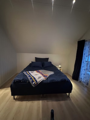 3 bedrooms, iron/ironing board, WiFi (free), bed sheets
