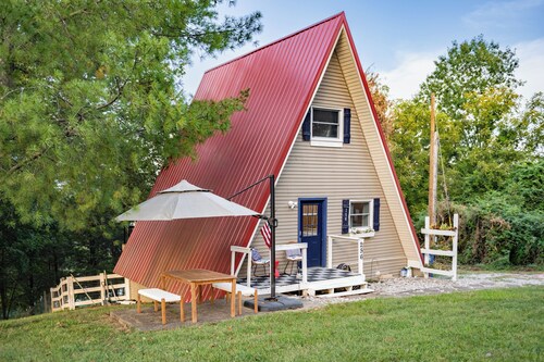 Lucky A Getaway: Romantic Couples A-Frame, Hot Tub, Lake Views, King Bed, Ark