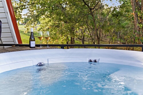 Lucky A Getaway: Romantic Couples A-Frame, Hot Tub, Lake Views, King Bed, Ark