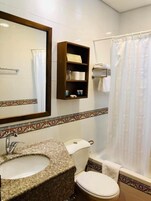 Habitación doble | Baño | Bañera, secador de pelo, toallas y jabón