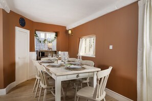 Thomas Street House Dining Room- StayCotswold - Thomas Street House -  a cottage that sleeps 6 guests  in 3 bedrooms (Cirencester)