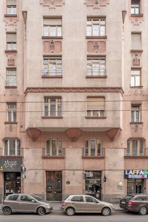 Exterior - Superb 3-bedroom apartment with AC in vibrant Budapest (Budapest)