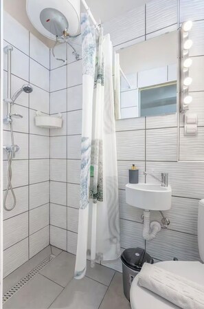 Hair dryer, towels, soap, toilet paper - Superb 3-bedroom apartment with AC in vibrant Budapest (Budapest)