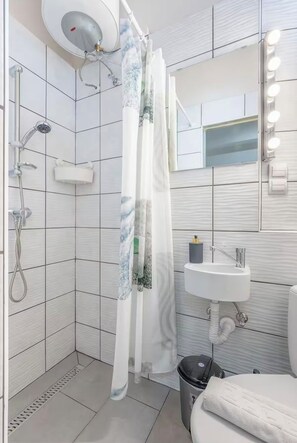 Haartrockner, Handtücher, Seife, Toilettenpapier