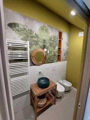 Junior Double Room, Balcony | Bilik Mandi | Pancuran mandi 