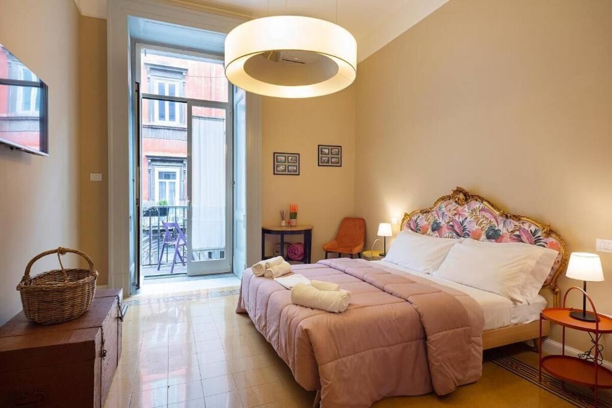 Quarto casal superior, sacada | Cofres nos quartos, cortinas blackout, quartos à prova de som