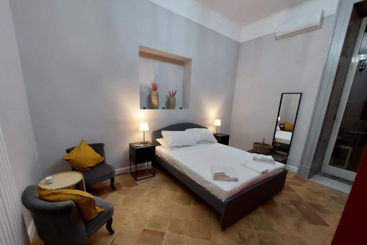 Quarto casal conforto, sacada | Cofres nos quartos, cortinas blackout, quartos à prova de som