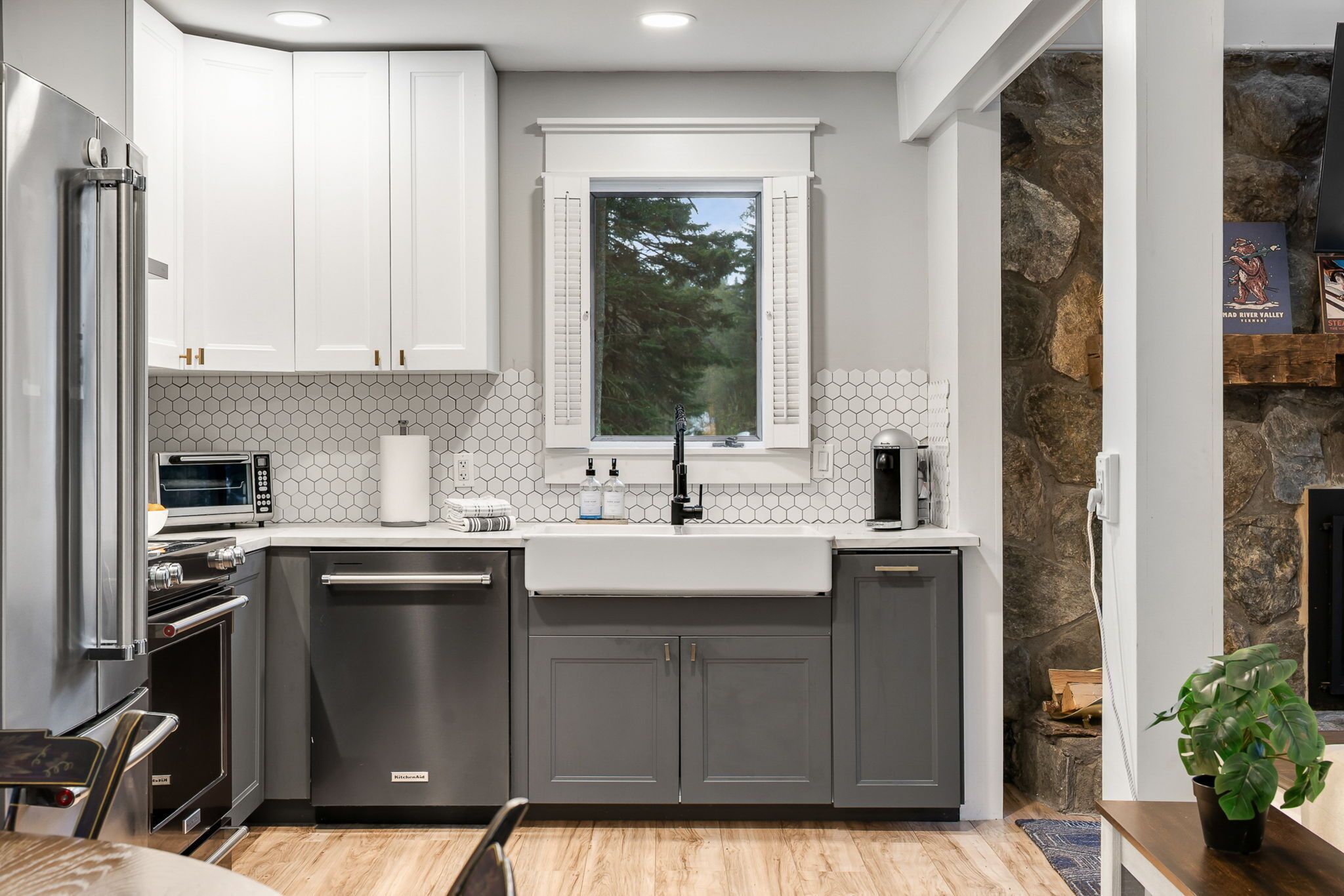 Coffee/tea maker, fridge, microwave, stovetop