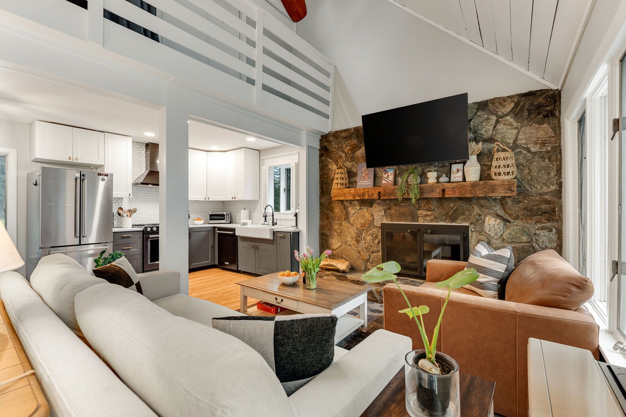 Una sala moderna con un sofá, una mesa de centro y una chimenea.