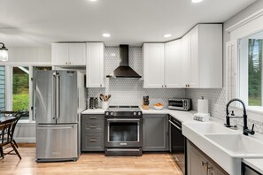 Cafeteira/chaleira, geladeira, micro-ondas, cooktop