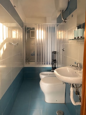Een haardroger, een bidet, handdoeken, zeep