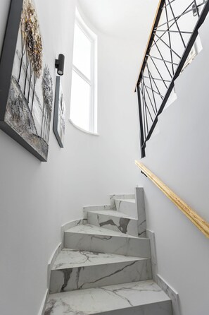 A marble staircase with a black metal railing and a wooden handrail. - Villa Luce
Wonderful 3-bedroom house with heated pool in charming Podstrana (Podstrana)