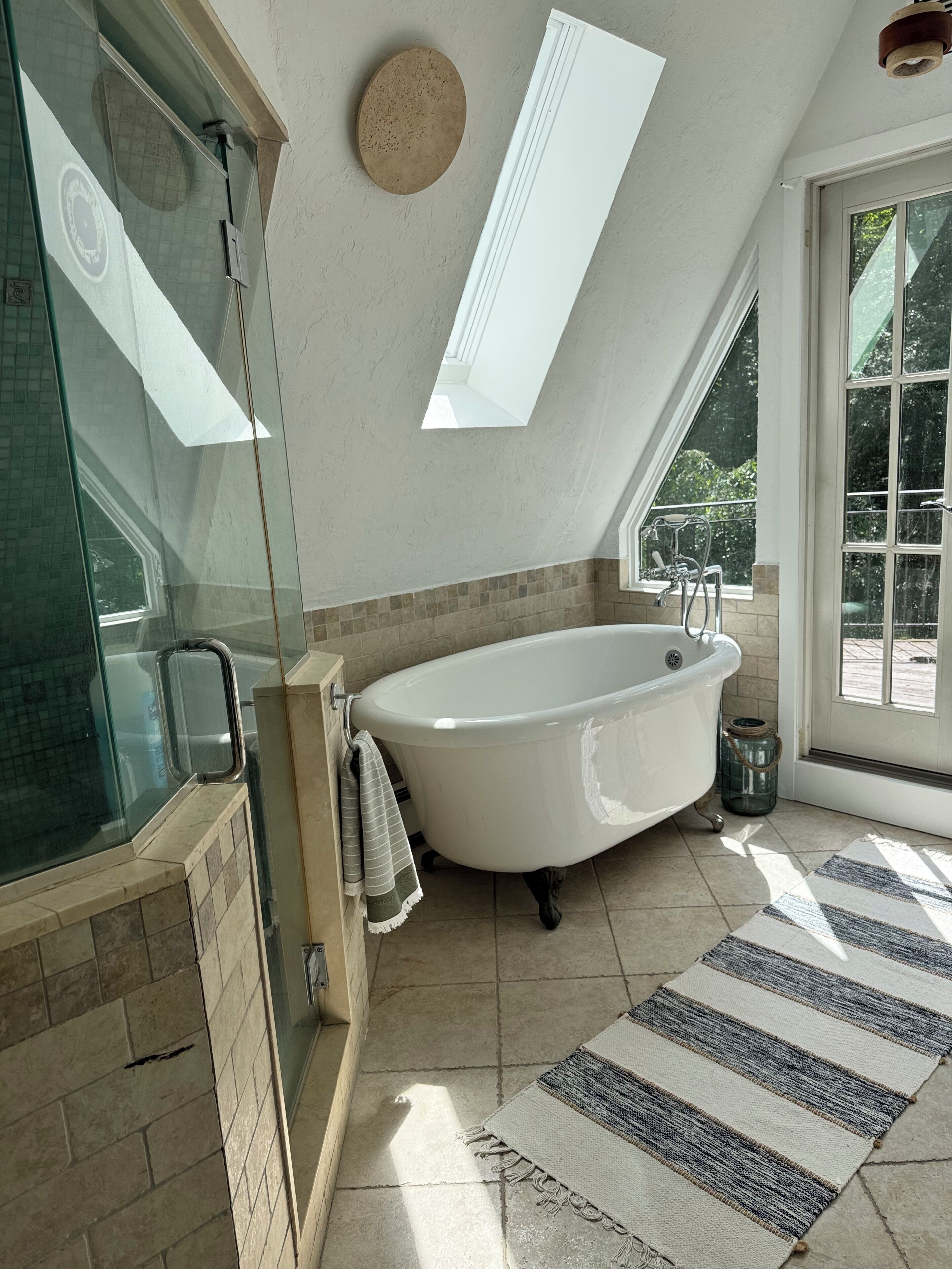 Douche, sèche-cheveux, bidet, serviettes fournies